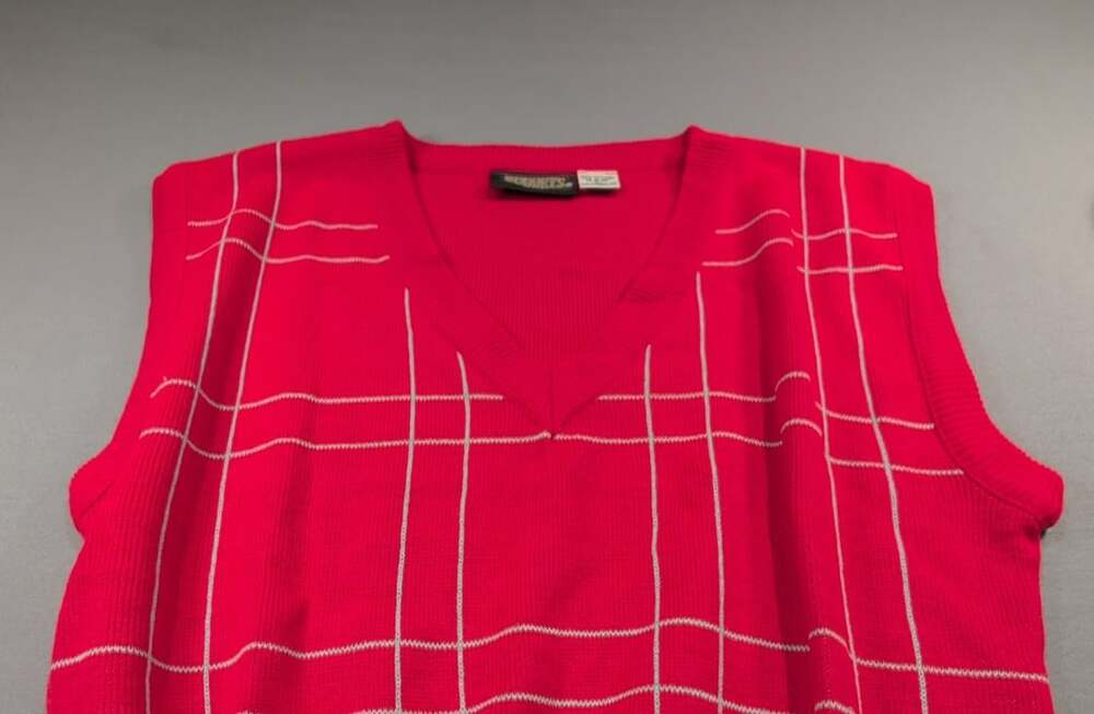 Vintage Nuggets Sweater Vest Size L Red Plaid V-Neck Sleeveless Acrylic Knit Ret